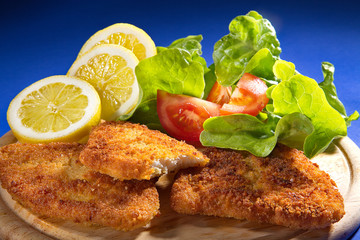Panierter Fisch mit Salat und Zitrone Poster Nahaufnahme