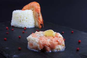 Salade de poissons cru et riz blanc