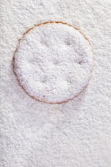 Round crackers covered with powdered sugar