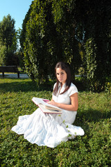 Fototapeta premium ragazza che legge