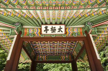 Naklejka premium detail of wooden painted palace building seoul south korea