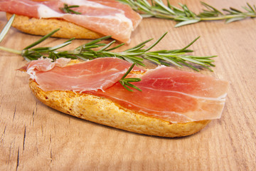 tapas de jamón serrano, platos tipicos españoles