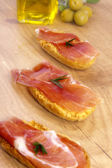tapas de jamón serrano, platos tipicos españoles