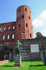 Porta Palatina e statua dell'imperatore Augusto
