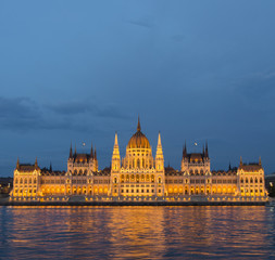 Fototapeta na wymiar budapest parlamentu z odbicia
