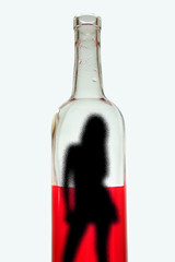 Sylwetka kobiety na butelce wina