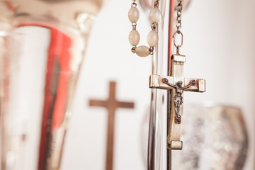Makro: Rosenkranz mit Christus am Kreuz