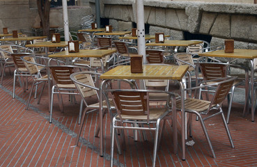 Terrasse de café vide.