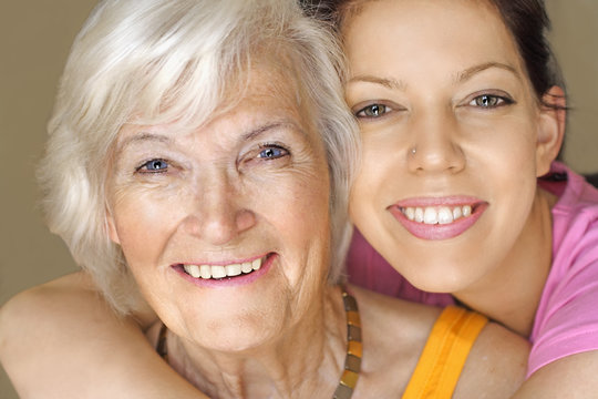 Großmutter und Enkelin lächeln