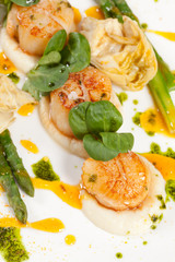 Baked scallops with asparagus