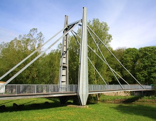 Pont métallique piéton, suspendu, beau et grand, verdun 2013