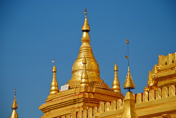 Naklejka premium Buddhist temple Shwezigon