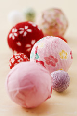 和紙の背景に複数の鞠