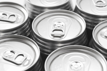 並べた缶のクローズアップ