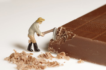 チョコレートを削る人形