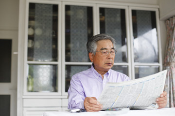 新聞を読むシニア