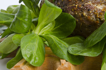feldsalat mit schweinebraten