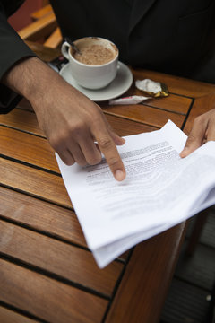 Lire le contrat dans un café