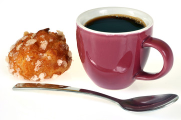 Une tasse de café et une chouquette