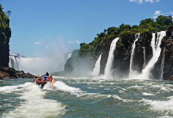 Iguazú-Wasserfälle, mit Boot - Powered by Adobe