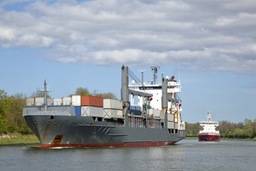 Containerschiff auf dem Nord-Ostsee-Kanal