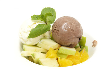 мороженое и фрукты