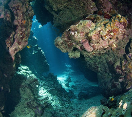 Fototapeta na wymiar Underwater jaskini ze światłem słonecznym