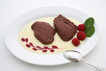Mousse au chokolat an Vanillesauce