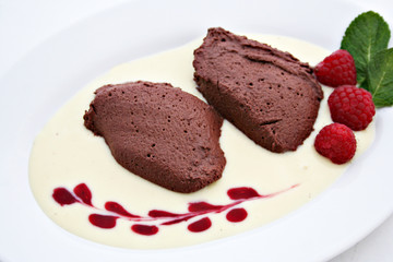 Mousse au Chocolat an Vanillesauce