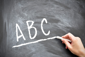 ABC auf eine Tafel geschrieben