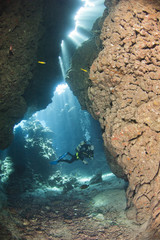 Fototapeta na wymiar Scuba Diver w podwodnej jaskini