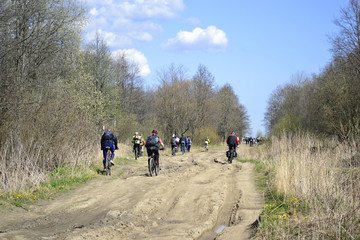Obraz premium Cyclists riding on rural road