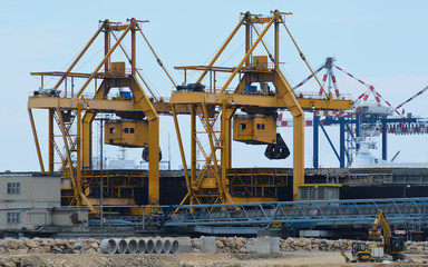 Fototapeta na wymiar D¼wigi portowe zwolnić port węglowy statku