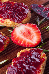 tostadas de pan con mermelada de fresa