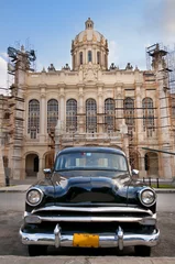 Foto auf Acrylglas Kubanische Oldtimer Altes Auto in der Havanna-Straße geparkt