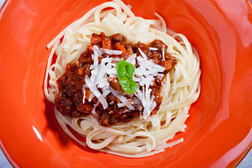 Spaghetti Bolognese auf einem roten Teller