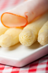 weißer Spargel und Schinken auf einem Teller
