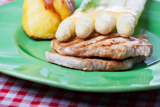 wei&szlig;er Spargel und Schweinelendchen