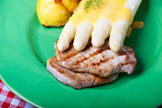 wei&szlig;er Spargel und Schweinelendchen