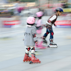 Fototapeta na wymiar dzieci bawiące Rollerblade