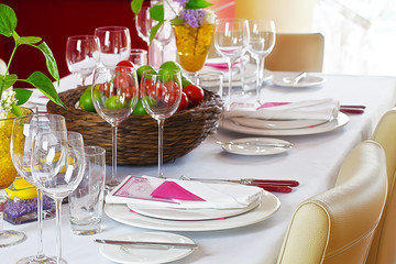Festlich gedeckter Tisch mit Menükarten