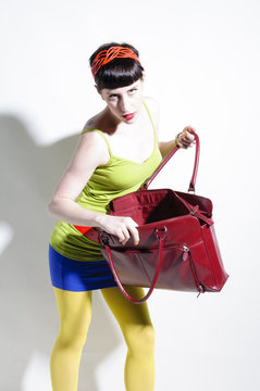Junge Frau tr&auml;gt farbige Kleidung (Color Blocking)