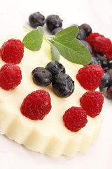 dessert mit waldfrüchten