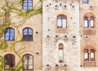 Fototapeta na wymiar Windows in ancient Tuscan houses
