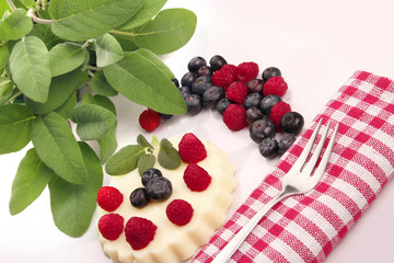 dessert mit waldfrüchten