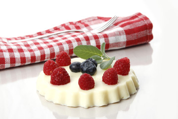 dessert mit waldfrüchten