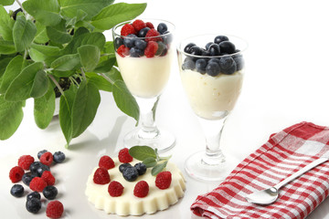 dessert mit waldfrüchten
