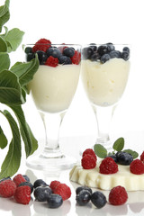 dessert mit waldfrüchten