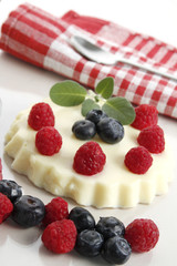 dessert mit waldfrüchten