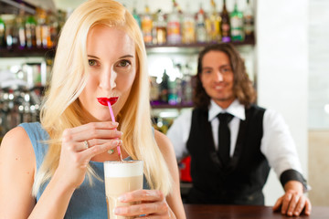 Barista mit Gast in Cafe oder Coffeeshop